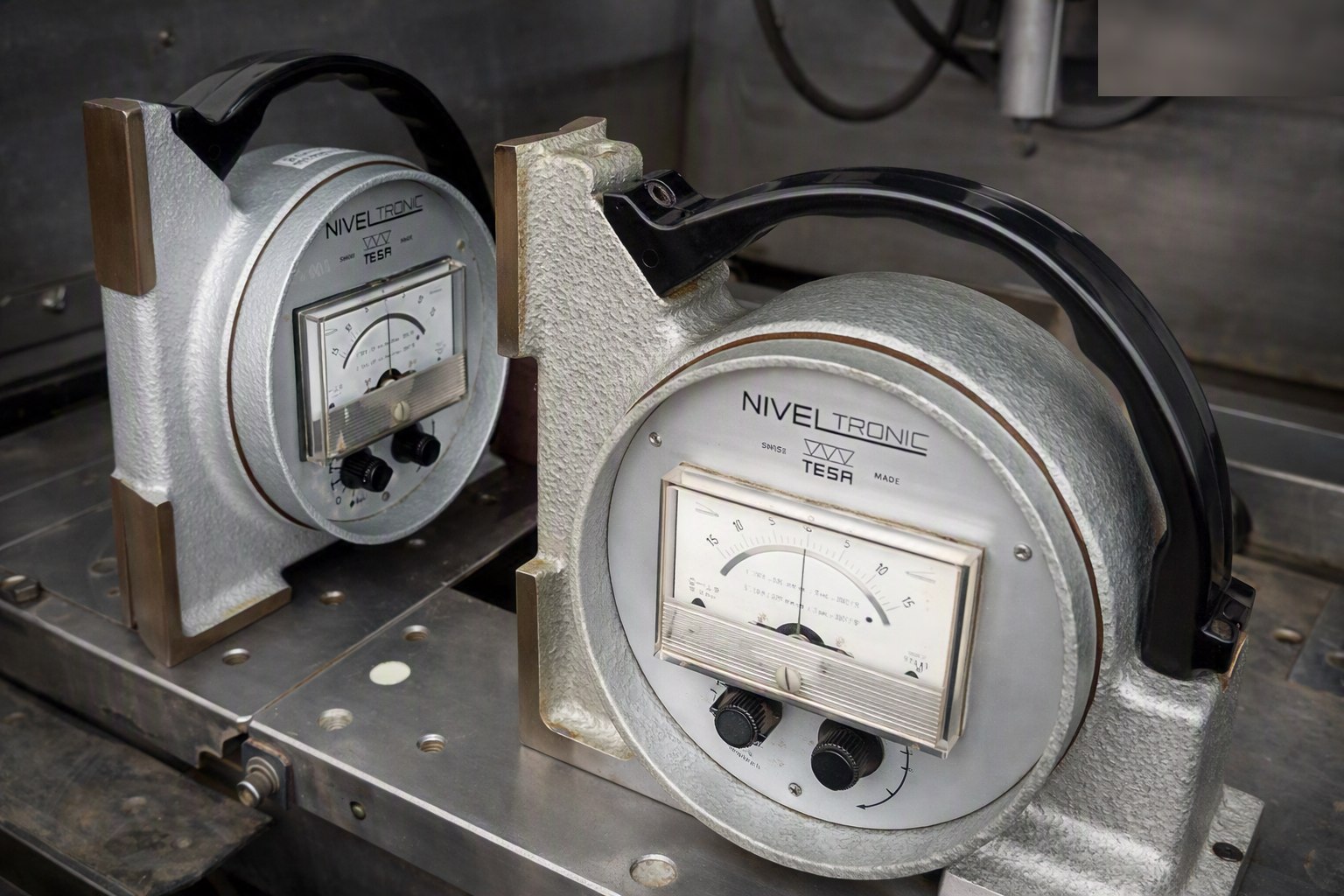 Níveis eletrônicos Niveltronic (Tesa) usados no nivelamento de barramentos de máquinas CNC